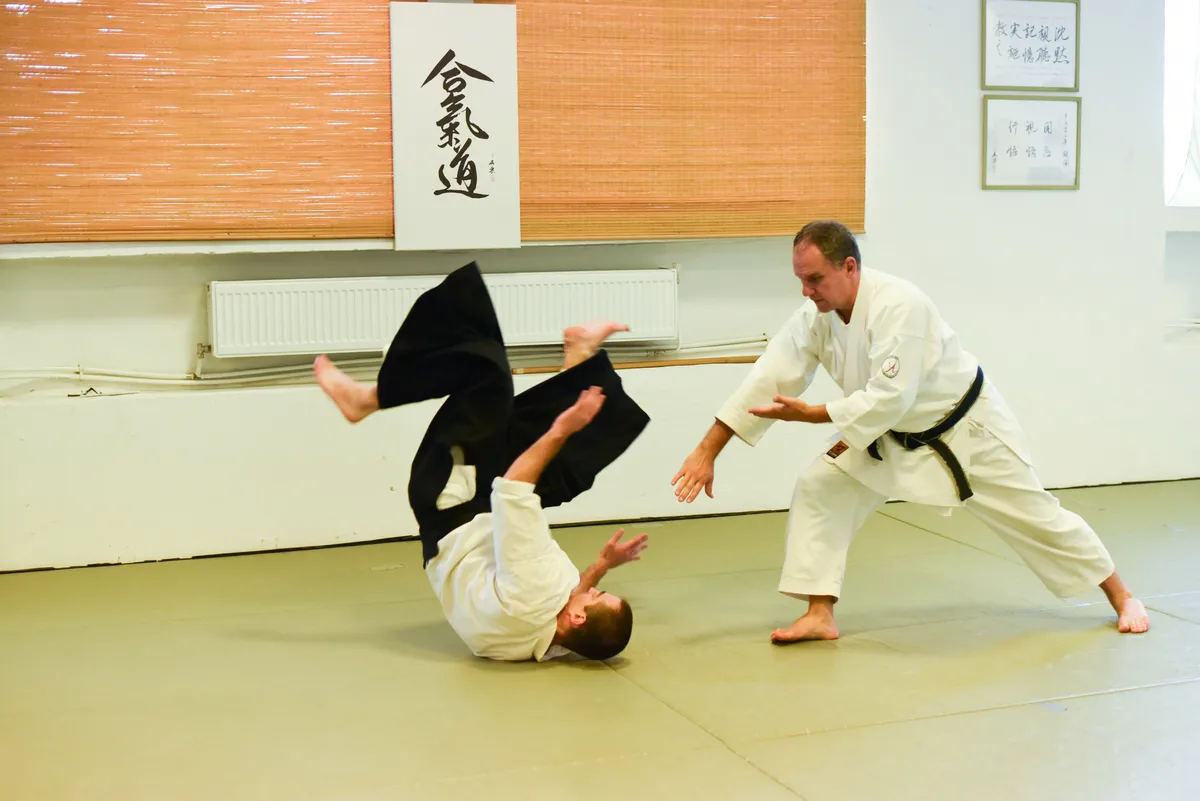 előre gurulas az aikido bemelegítés része